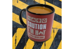 Mad Monkey - Tasse Caution I am Hot - mit Farbwechsel