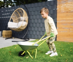 Schubkarre mit Gartenwerkzeug