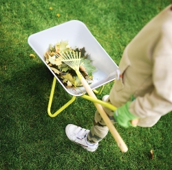 Schubkarre mit Gartenwerkzeug