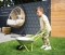 Schubkarre mit Gartenwerkzeug