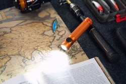 OLIGHT Taschenlampe Baton 4 PRO Orange