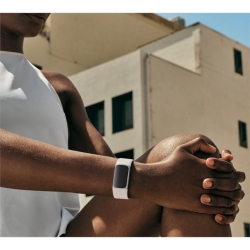 Fitbit Charge 6 OLED Wristband Activity Tracker porcelain/aluminium silver