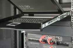 DIGITUS Konsole 19 TFT 16-Port CAT 5 KVM & Touchpad, DE