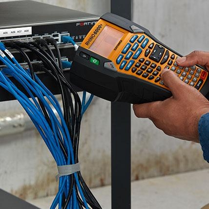 DYMO Rhino 6000+ im stabilen Hartschalenkoffer
