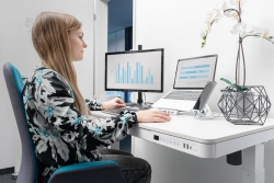 DIGITUS Schreibtisch 120x60 elektr.,USB-Lade.+Schublade weiß (Speditionsversand)